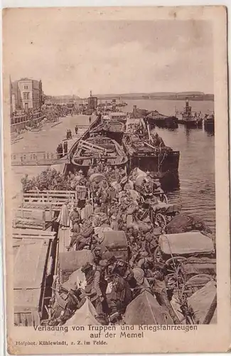 59710 Ak Verladung von Truppen und Kriegsfahrzeugen auf der Memel um 1915