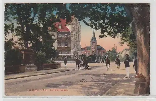 59471 Ak Grimma in Sachsen Bahnhofstrasse mit 2 Husaren 1914