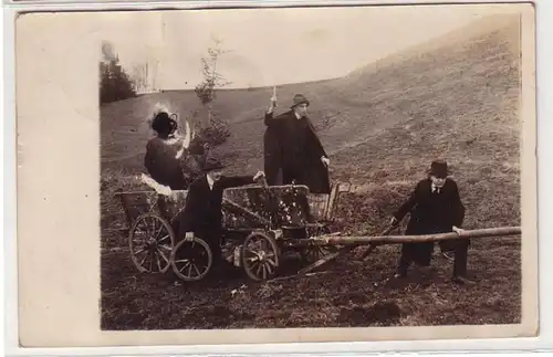 59061 Foto Ak Glatz in Schlesien 4 Männer ziehen Fuhrwerk 1915