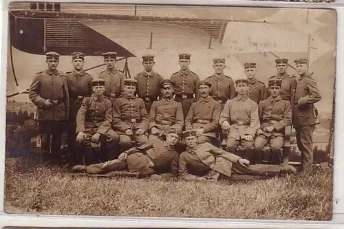 58826 Foto Ak Gruppe Soldaten vor Flugzeug 1. Weltkrieg