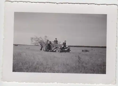 58714 Photo soldats allemands avec Caprio voiture dans le terrain 2e guerre mondiale