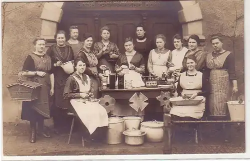 58640 Foto Ak Gruppe Frauen beim patriotischen backen oder kochen um 1915