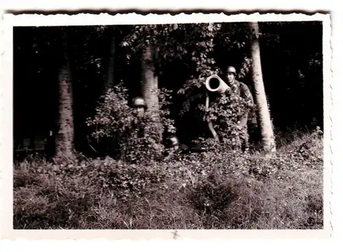 58375 Original Photo Les soldats allemands avec canons à la couverture dans la 2e guerre mondiale