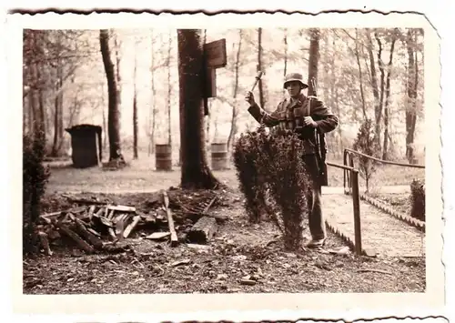 58368 Original Foto Handgranatenwerfer in Deckung im 2. Weltkrieg