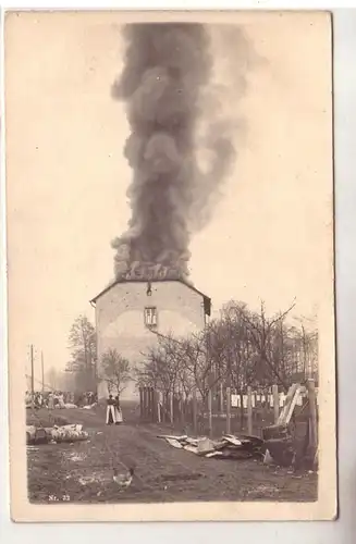 58214 Original photo Ak Brûlant maison colonne de fumée 2e guerre mondiale