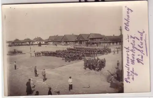 58173 Foto Ak Olstrany Russland Parademarsch am Marktplatz 1. Weltkrieg um 1915