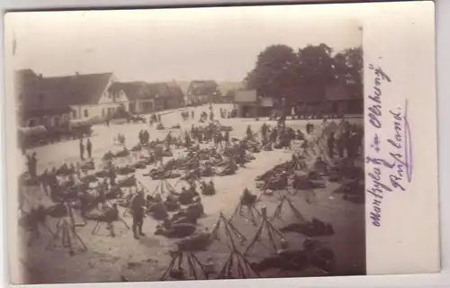 58172 Foto Ak Olstrany Russland Soldaten auf dem Marktplatz 1. Weltkrieg um 1915