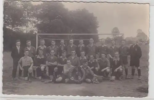 57880 Foto Ak Neukirchen / Mittweida Fussballmannschaft um 1935