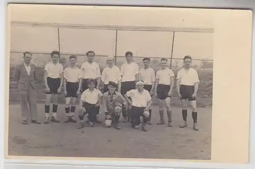 57879 Foto Ak Neukirchen Fussballmannschaft um 1935