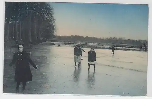 57843 Foto Ak Berlin Kinder auf dem Eis mit Schlittschuhen 1910