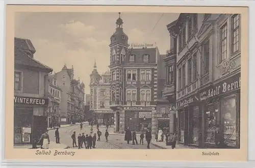 57383 Ak Solbad Bernburg Saalplatz mit Geschäften um 1920