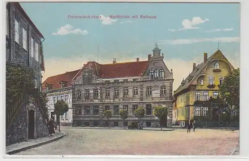 57313 Ak Osterwieck Harz Marktplatz mit Rathaus um 1910