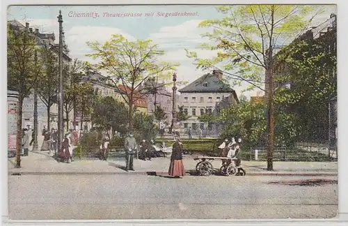 57205 Ak Chemnitz Theaterstrasse mit Siegesdenkmal 1907