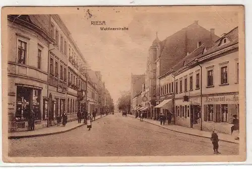 56924 Ak Riesa Wettinerstrasse mit Geschäften 1921