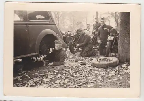 56761 soldats de photo réparer voiture près des motos vers 1940