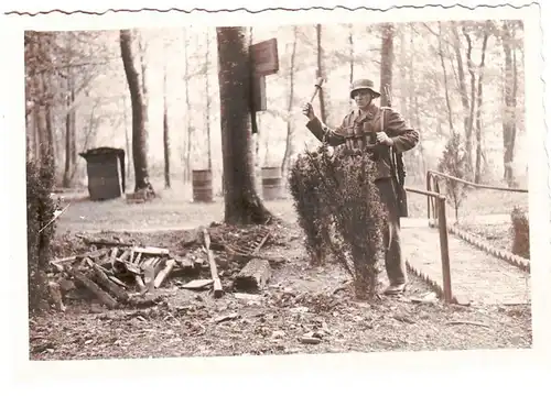 56684 Original Foto Handgranatenwerfer in Deckung im 2. Weltkrieg