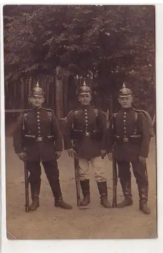 56056 Foto Ak Riesa Soldaten mit Pickelhaube 1908