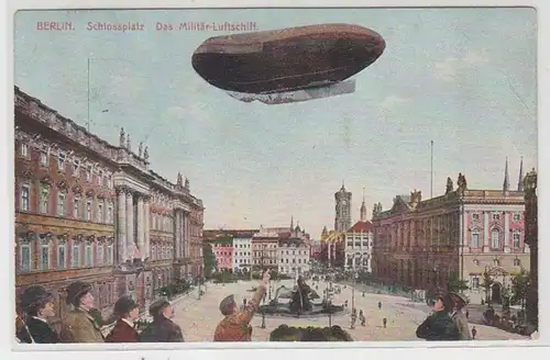 56037 Ak Berlin Militär Luftschiff über dem Schlossplatz 1910