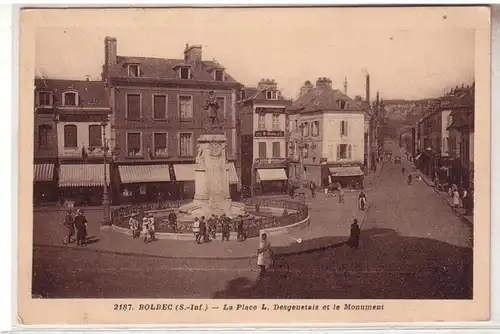 55341 Ak Bolbec (S.-Inf.) la Place L. Desgenetais et le Monument um 1920