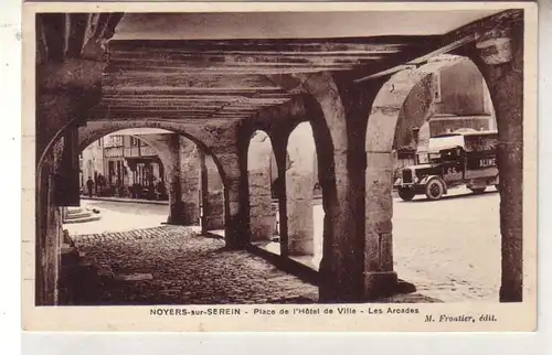 55256 Ak Noyers sur Serein Place de l'Hotel de Ville les Arcades um 1915