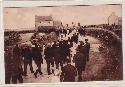 55111 Ak Plouguerneau la Procession se rendant á Saint Michel um 1915