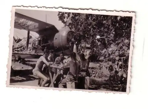 54958 Soldats photo originales au bivouac avant double-pont avion dans la 2ème guerre mondiale