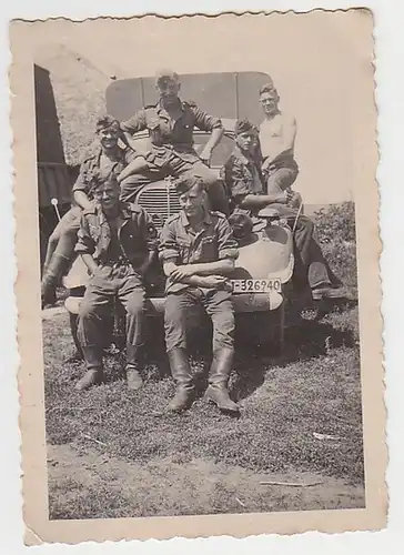 54597 Foto Deutsche Soldaten sitzen auf LKW mit Kennzeichen im 2. Weltkrieg