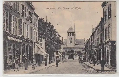54448 Feldpost Ak Vouziers Rue Chanzy mit Kirche 1915
