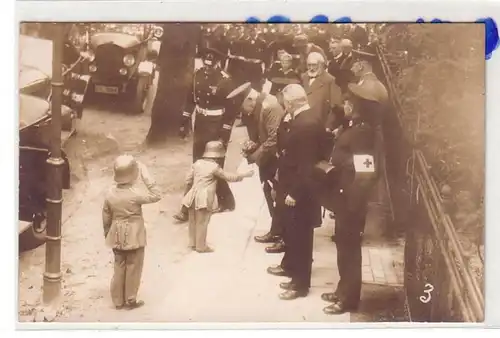 53643 Foto Ak Kind mit Stahlhelm gratuliert Feldmarschall von Hindenburg um 1915