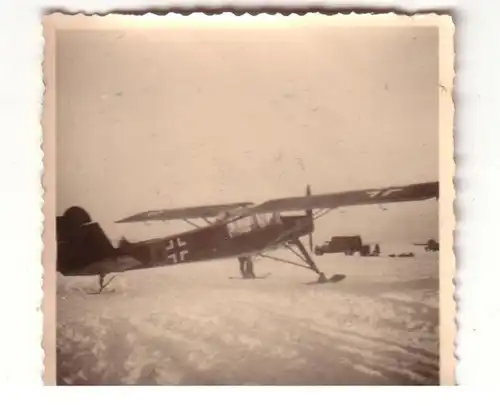 53540 Original photo avion cigogne géante sur le terrain de roulement en Russie 1943