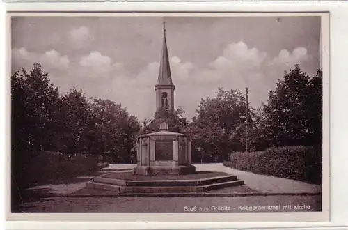 53211 Ak Gruß aus Gröditz Kriegerdenkmal mit Kirche um 1940