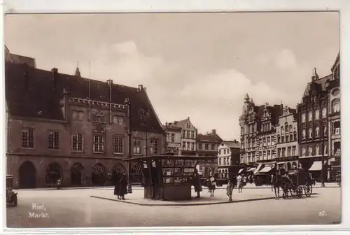 52617 Ak Kiel Markt mit Zeitungsgeschäft und Kutsche um 1930