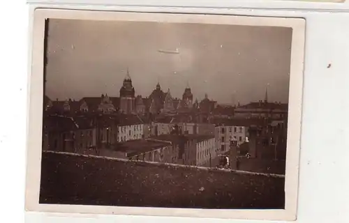 52168 Original Foto Zeppelin Luftschiff über Stadtsilhouette um 1920