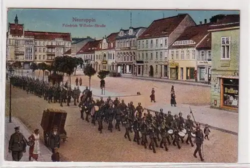 51457 Ak Neuruppin Friedrich Wilhelm Strasse mit Militäraufmarsch 1918