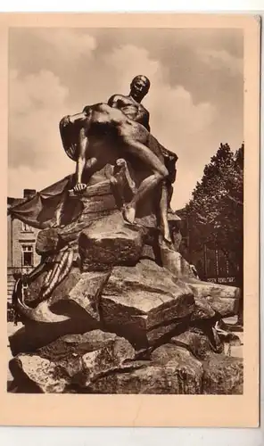 51029 Ak Schwerin Denkmal vor dem Bahnhof 1955