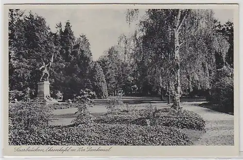50994 Ak Saarbrücken Ehrentafel mit 70er Denkmal um 1940