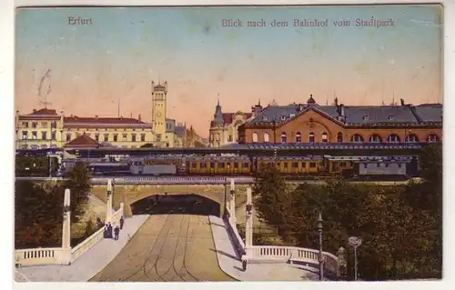 50821 Ak Erfurt Blick nach dem Bahnhof vom Stadtpark 1914