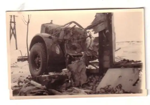 50236 Original Foto Volltreffer zerstörtes Fahrzeug 2. Weltkrieg