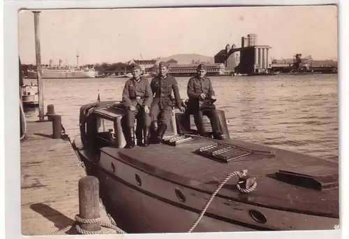 50003 Photo Ak 3 soldats allemands sur bateau dans le port vers 1940
