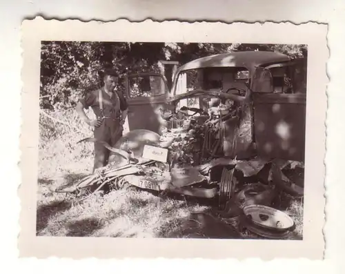 49903 Original Foto PKW mit Volltreffer und Schild "Fahrbereit" im 2. Weltkrieg