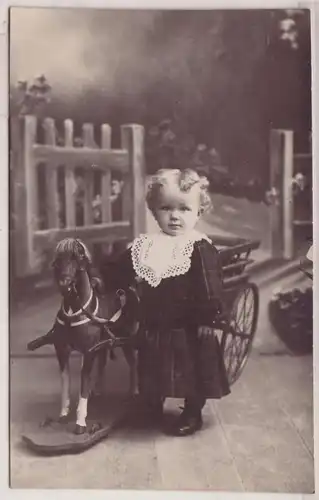 49636 Photo Ak Enfant avec cheval de jouet vers 1910