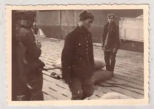 49634 Foto Gefangene Russen schleppen Säcke im 2. Weltkrieg