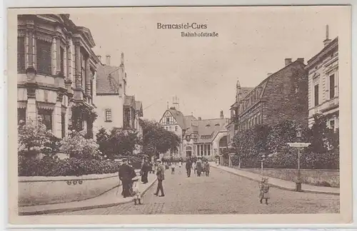 49518 Ak Berncastel Cues Bahnhofstrasse vers 1920