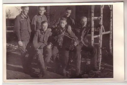 48604 Foto Ak Leski Polen Karpathen Soldaten mit Schifferklavier im 2. Weltkrieg