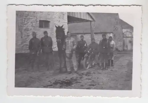 48174 Foto Gruppe Soldaten mit Pferd und Motorrad 2. Weltkrieg