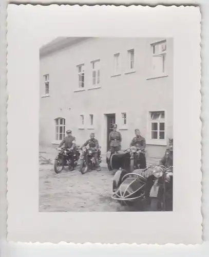48172 Foto Gruppe Soldaten mit Motorrädern und Gespannen 2. Weltkrieg