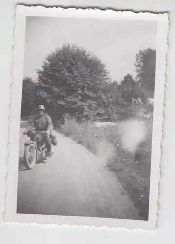 48171 Foto Kradmelder mit Motorrad im 2. Weltkrieg