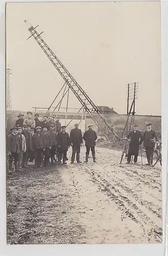 47426 Foto Ak Wunstorf aufstellen eines Strommast um 1920