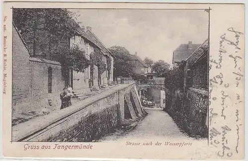 46570 Ak Gruß aus Tangermünde Straße nach der Wasserpforte 1901