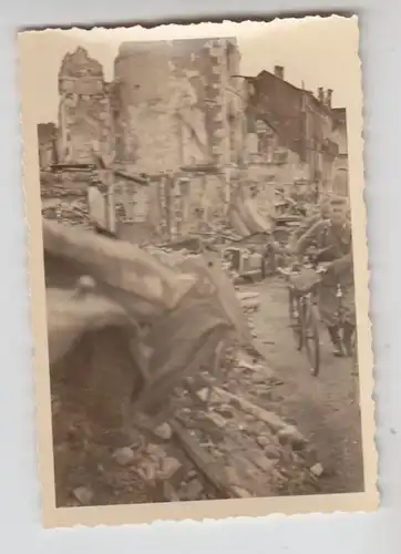 46123 Photo Soldat à vélo devant les ruines et l'épave de voiture vers 1940